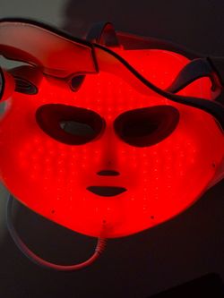 Red light therapy face mask
