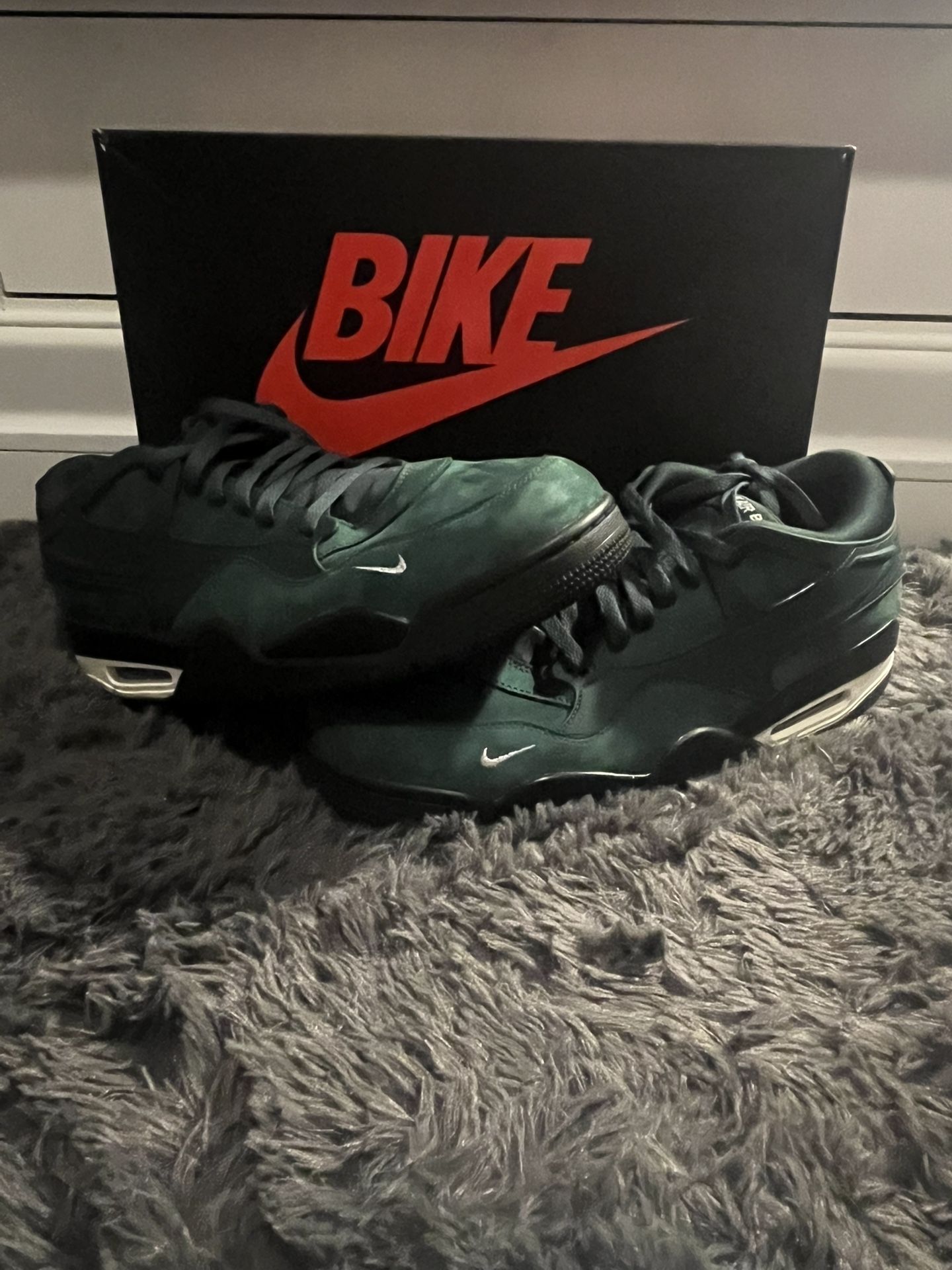 Nigel slyvester Jordan 4 Grandma’s driveway