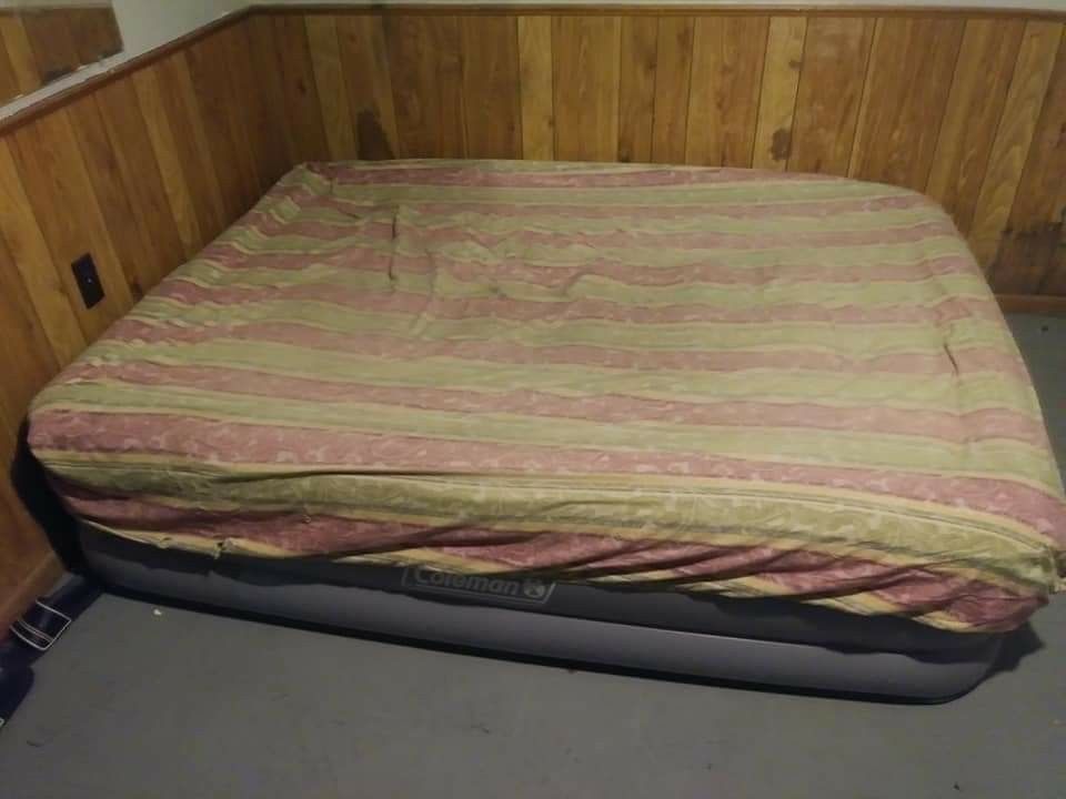 Queen air mattress in perfect condition pay 75.00 dollars in target