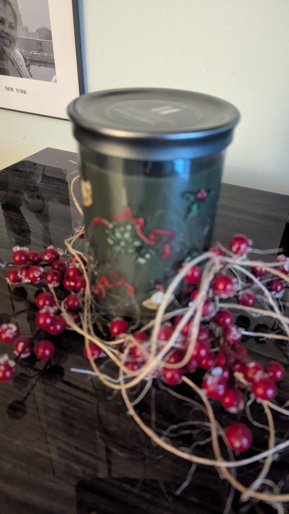 Used Yankee Candles 3 Pieces For Only $20. The Original Cost Is $36.