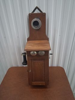 ANTIQUE   HAND  CRANKED  TELEPHONE