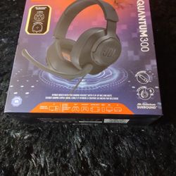 JBL QUANTUM300 HYBRID WIRED OVER-EAR GAMING HEADSET WITH FLIP-UP MIC AND MUTE