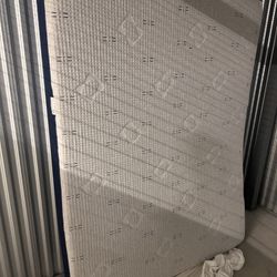 Sleepy’s memory foam QUEEN MATTRESS, very good condition MATTRESS IS CLEAN