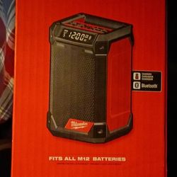 MILWAUKEE M12 RADIO +⁸ M