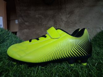 Soccer cleats us size 2.5youth