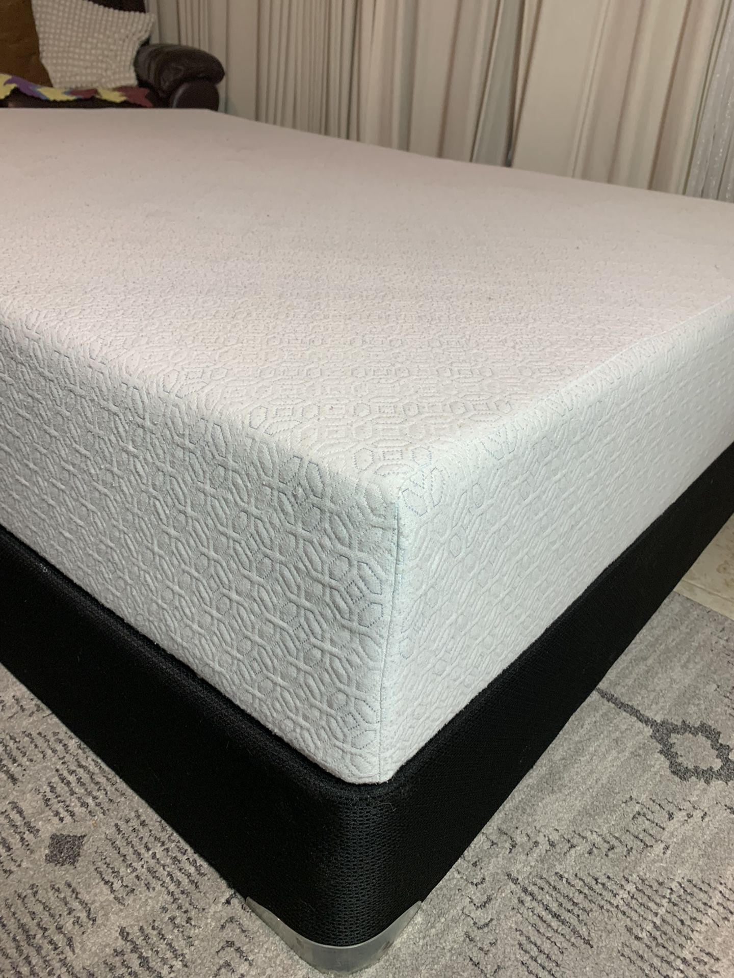 Memory Foam queen mattress and box spring ,it’s very good condition ,it’s very clean ,is very thick 