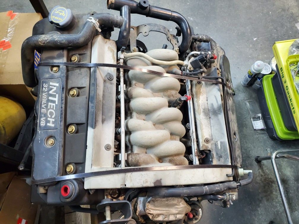 4.6 DOHC FORD ENGINE