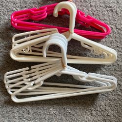 FREE:CHILDREN’S HANGERS (22)