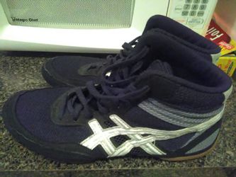 Asics wrestling sneakers good condition size 10/1/2