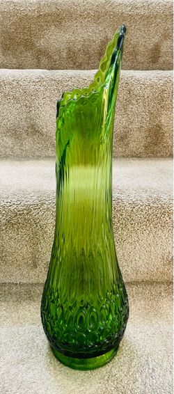 Vintage and stunning, L.E. Smith mid century “ Thousand Eye” large swung vase