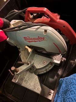 Miter saw Milwaukee