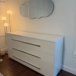 Modern Glossy White 6-Drawer Dresser - City Furniture ($999 Retail) - Like New