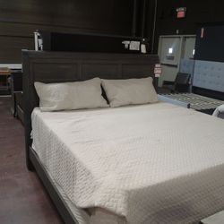 King Sleigh Bed — Vaughan-Bassett (Weathered Gray) 068577KGSLGBED