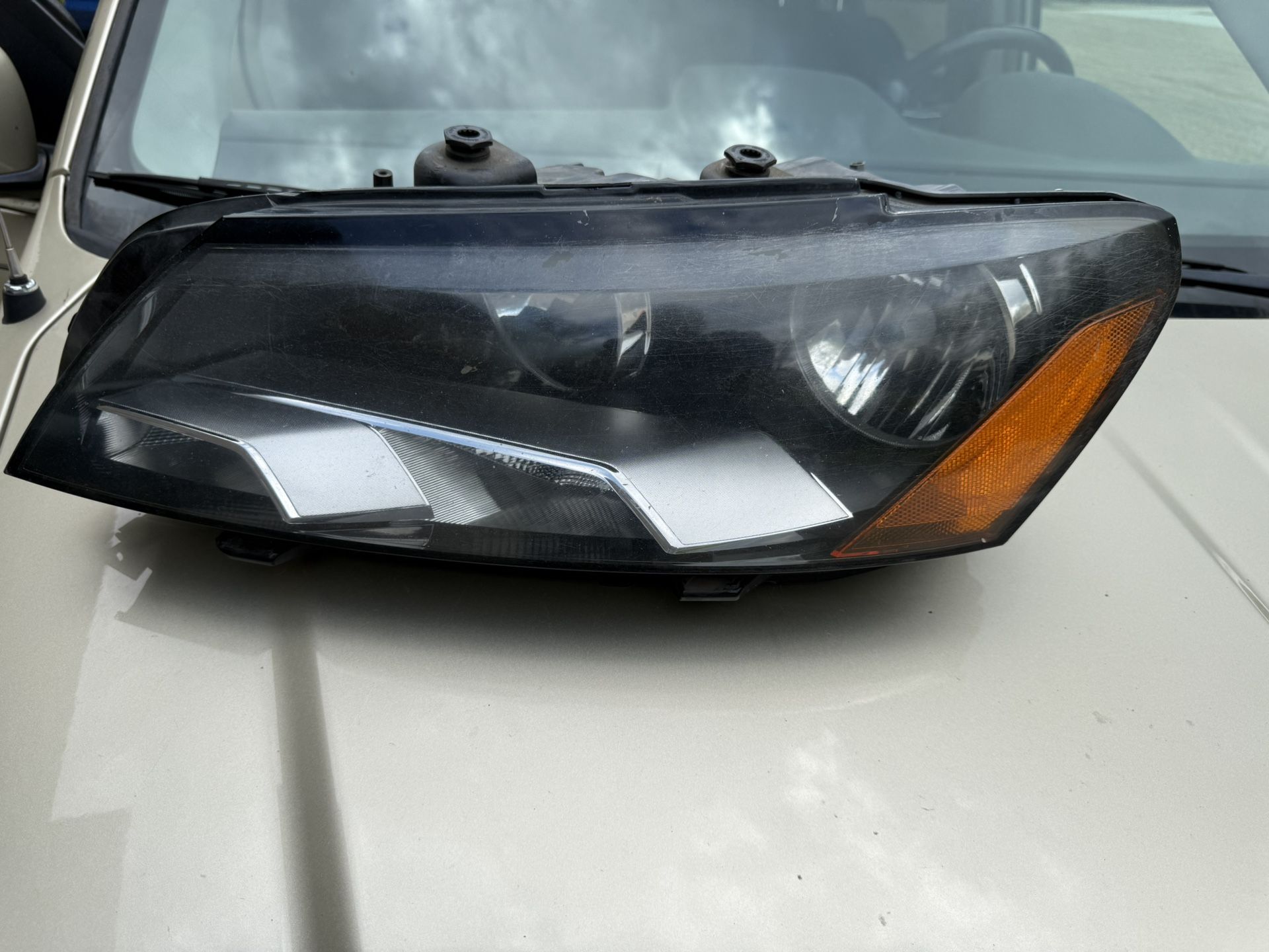 2013 Volkswagen Passat Left Headlight