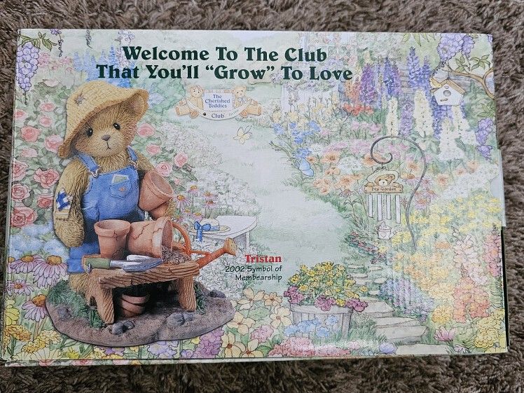 New Cherished Teddies Tristan 2002 Member Only Planter Pot Hugger Figurine Kit
Mint condition, kept in the box
2002 members only figurine
Tristan
P
