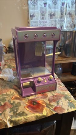 Arcade claw crane game
