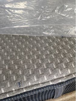 Free king size mattress beautyrest silver hybrid, no stain on it.
