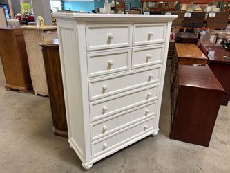 KLAUSSNER White Farmhouse Style 8 Drawer Dresser