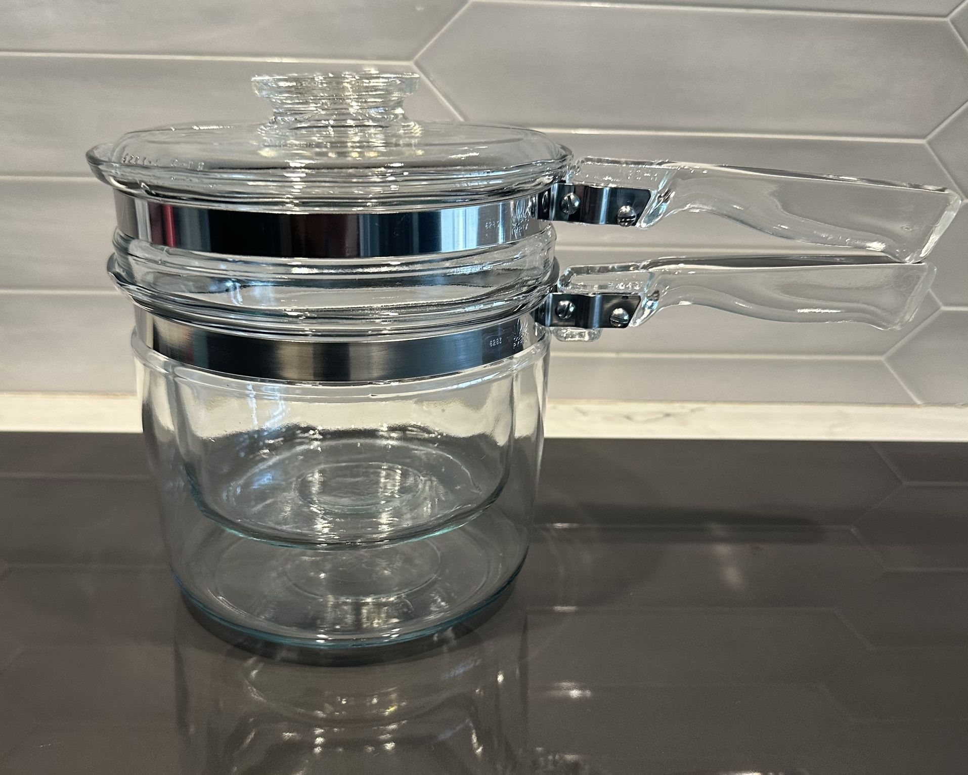 Vintage Pyrex Flameware Glass Double Boiler Pots with lid.   #6283~1.5 QT. In excellent condition. Doesn’t appear to have been used much,  if at all. 