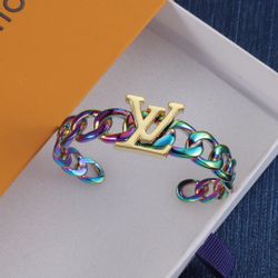 Louis Vuitton's men's and women's same bracelet