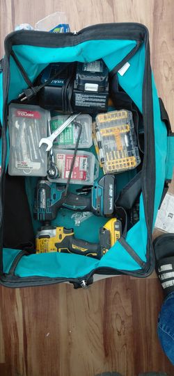 Bolsa de herramientas 1 taladro makita con cargador y 2 baterías 🔋  1 taladro de walt no cargador caja de puntas de walt caja con llaves inglesa y Al