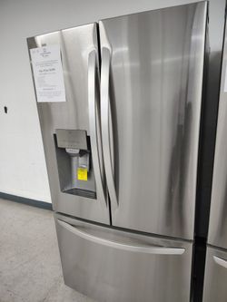 $1698 (MSRP$3099, Save $1401) LG French 3 Door Refrigerator With Slim Space Ice Maker and Craft Ice