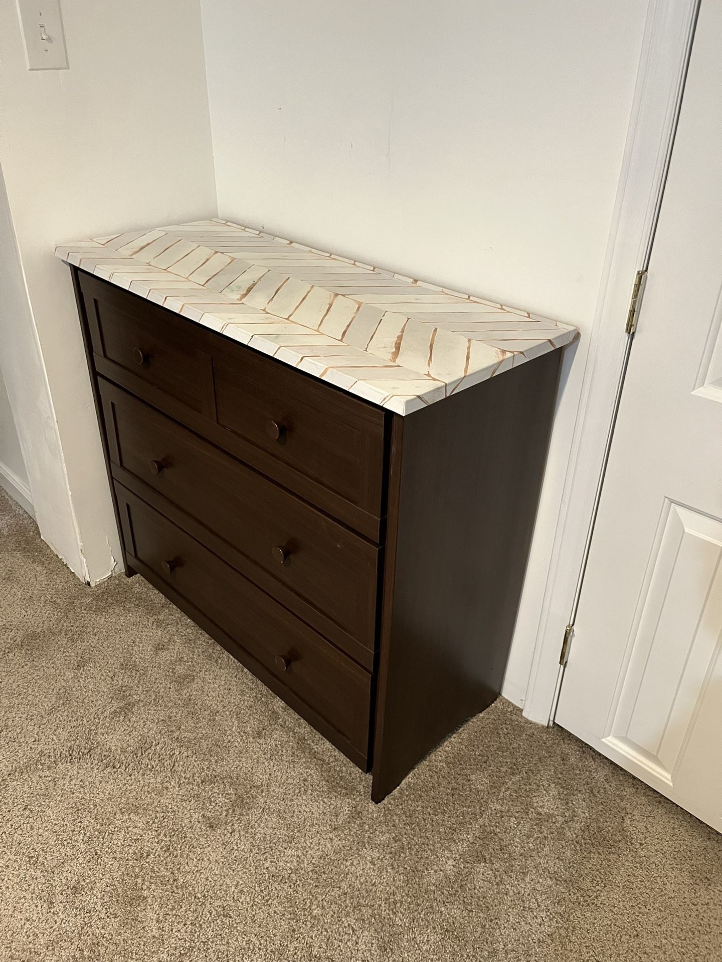 Chest of Drawers / Dresser