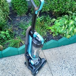 Lightweight Black & Decker Swivel Vacuum