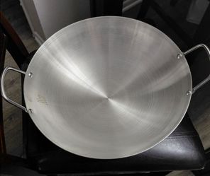 Brand new very large  stainless steel 38 cm wok . ( never used ).