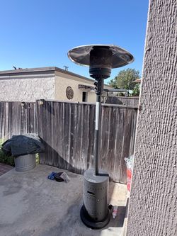 Outdoor heater with propane tank included