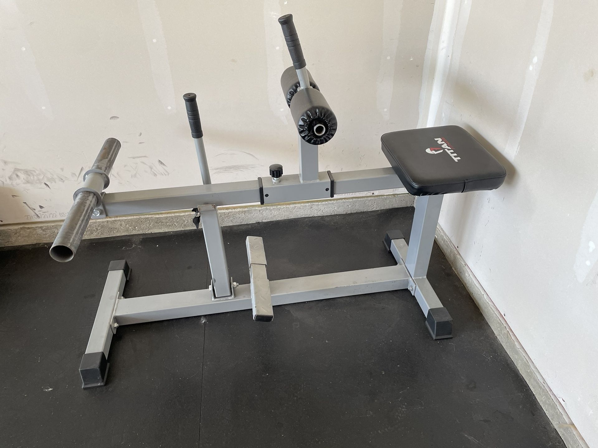 Titan Fitness - Calf Raise Machine