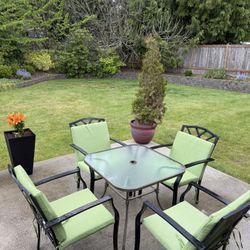 Table with 4 Chairs And Cushions 