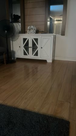 White Consolé Table , Real Wood , Very Nice Just Selling Because I Want Different Colors In My Home