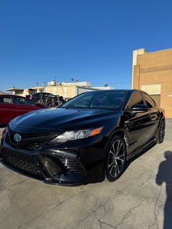 2020 Toyota Camry SE Hybrid