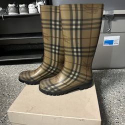 Authentic Burberry Rain Boots Size 36 (6)