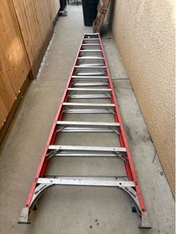 Louisville 12ft fiberglass ladder