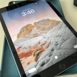 Apple iPad 5th Generation WiFi + Cellular 32GB 9.7” Screen | Like New Condition✅