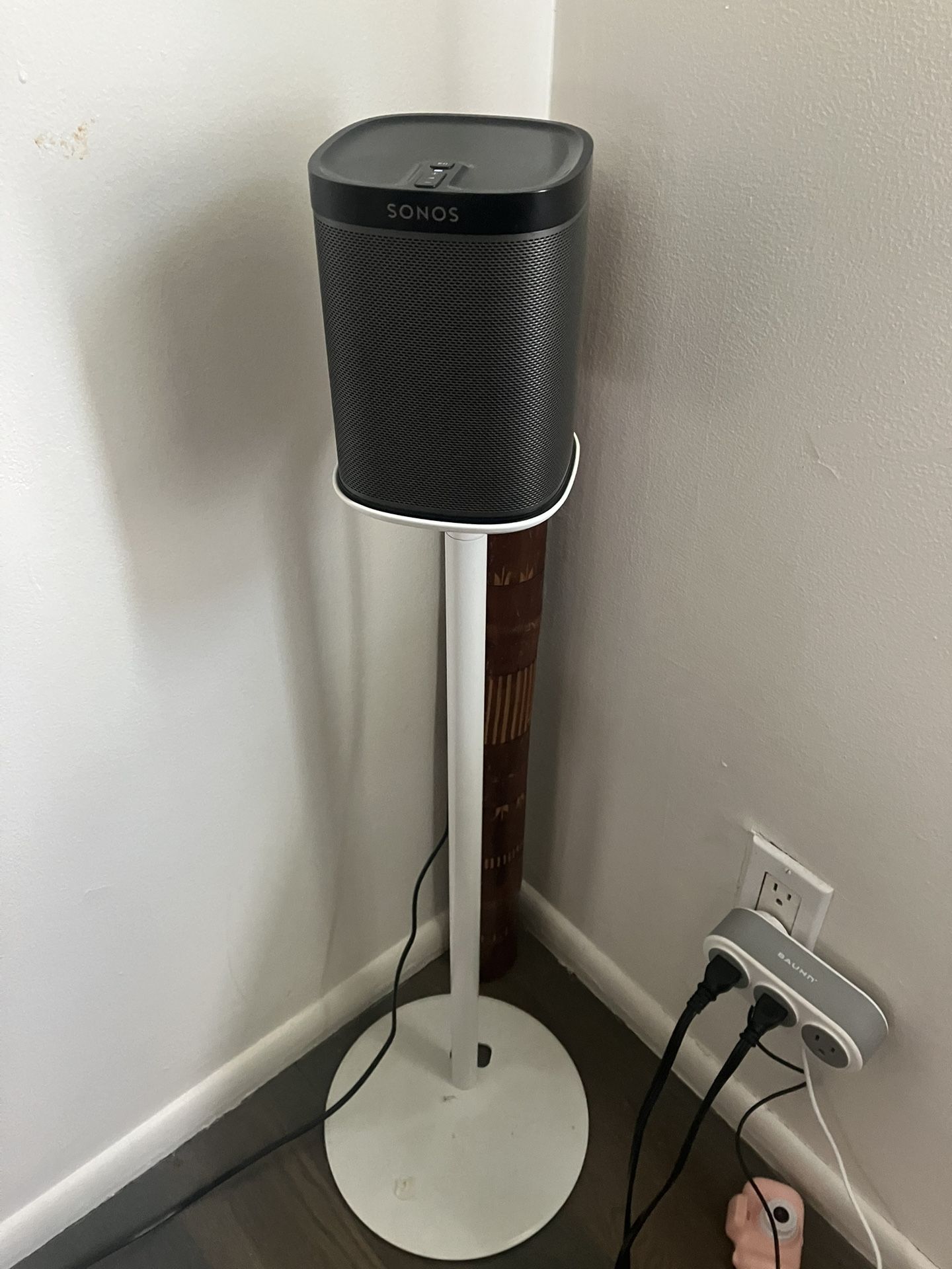 3 Sonos Speakers With Stand 