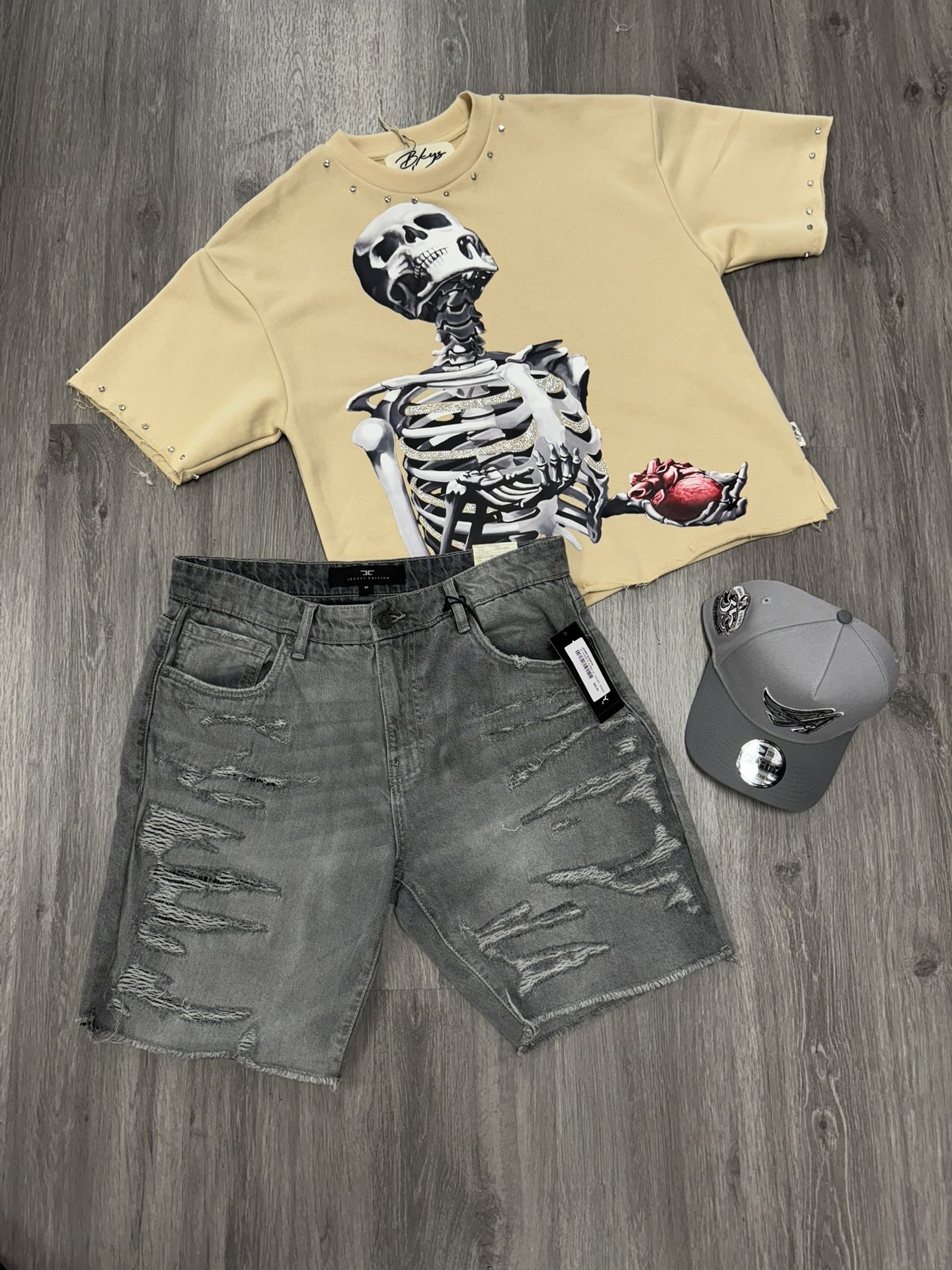 T SHIRT HAT AND JEANS 120$ Everything TODO 120$