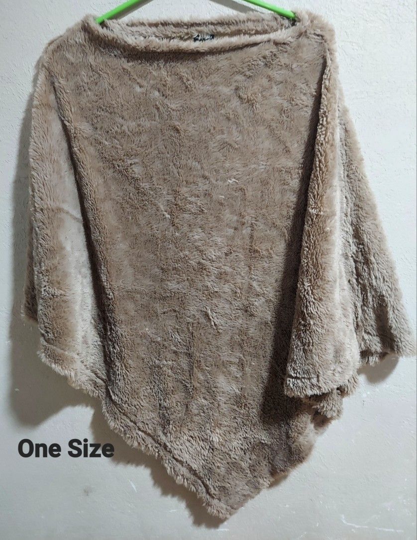 ONE SIZE WOMENS FAUX FUR PONCHO COAT (ABRIGO ESTILO PONCHO PARA MUJER UNITALLA)