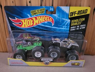 HotWheels Monster Jam GRAVE DIGGER vs MAX-D