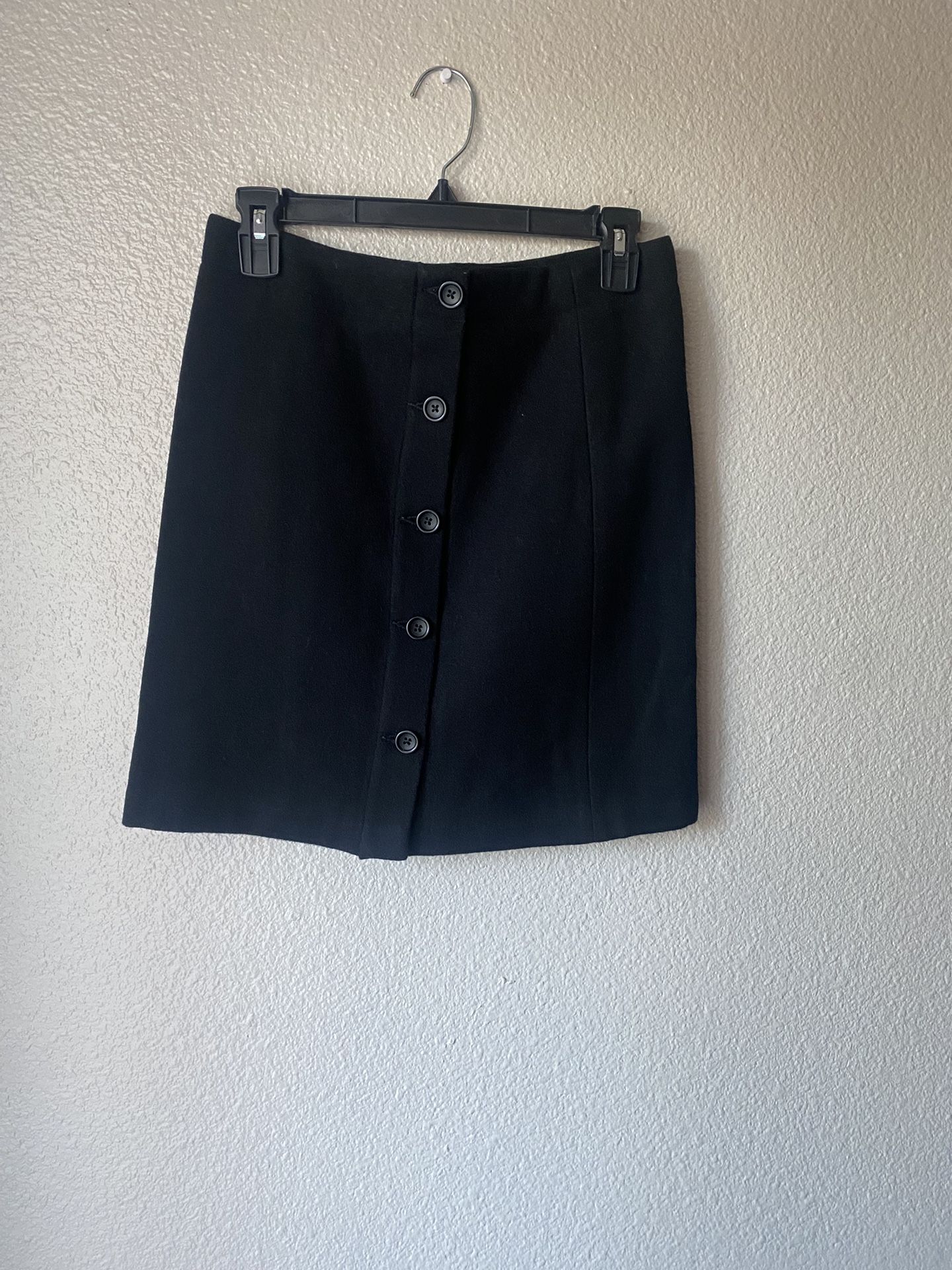 Brand new woman’s Banana Republic brand black skirt up for sale 