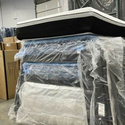 Queen Mattress Set Brand Clearing out ASAP!