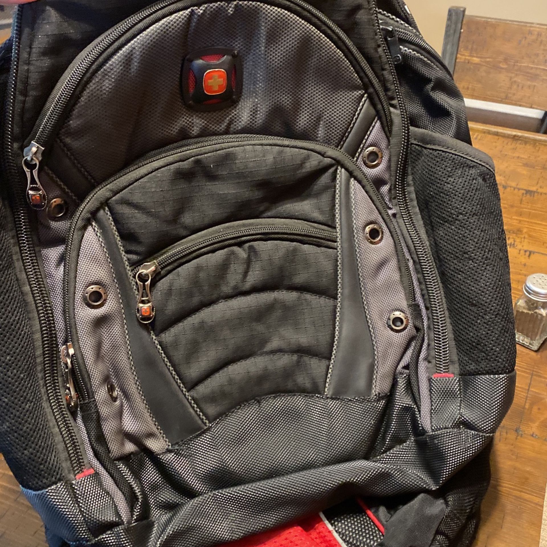 Wenger - Synergy Backpack for 16" Laptop - Black/Gray