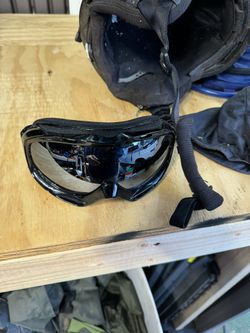Smith Medium Snowboarding Helmet With Goggles