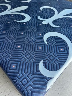 Stearns & Foster Lux Estate Hybrid King Mattress & Box Spring I can deliver or come see $475 for just the mattress   $575 for Mattress & Box springs  