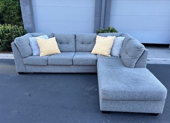 Absolutely gorgeous living spaces sectional couch !!
