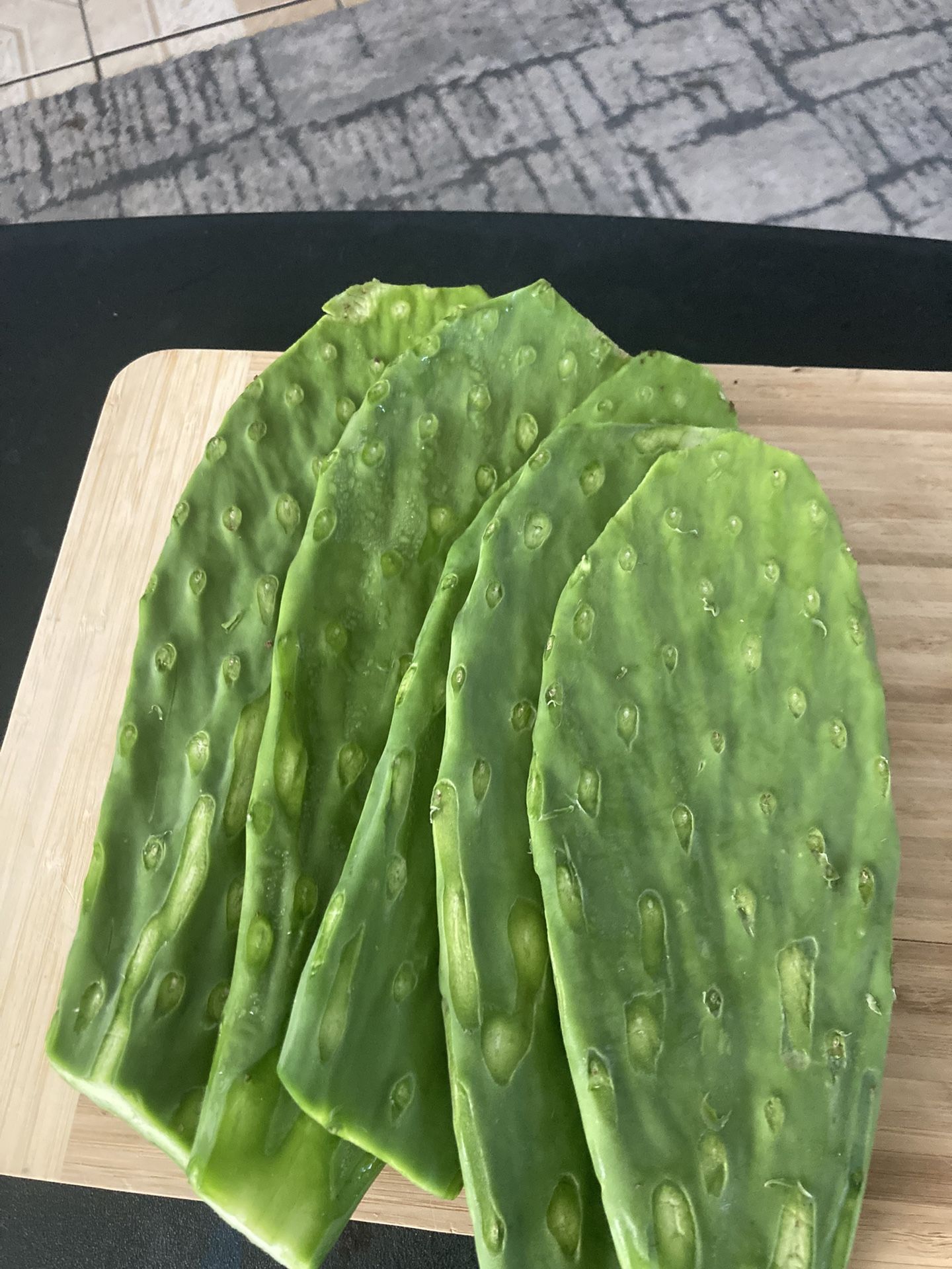 Tres Nopales Por Un Dólar