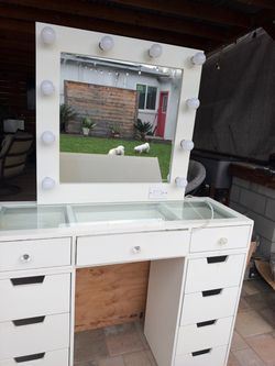 Makeup vanity