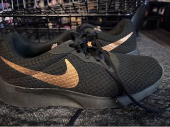 Women’s Nike shoes size 8